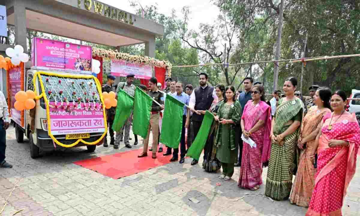 Bokaro News : महिला महोत्सव सप्ताह के तहत पिंक ऑटो जागरूकता रथ रवाना