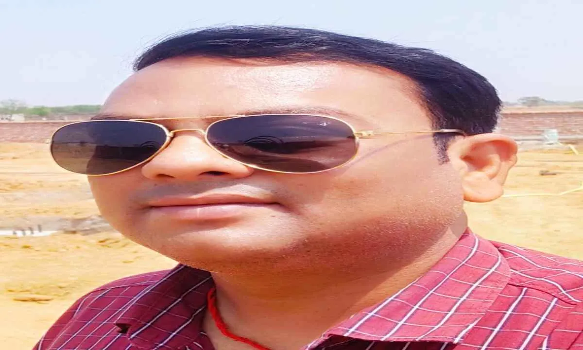 Dhanbad News: अधूरी सड़क और गंदगी की समस्या को लेकर भाजपा नेता ने नगर आयुक्त को सौंपा मांगपत्र