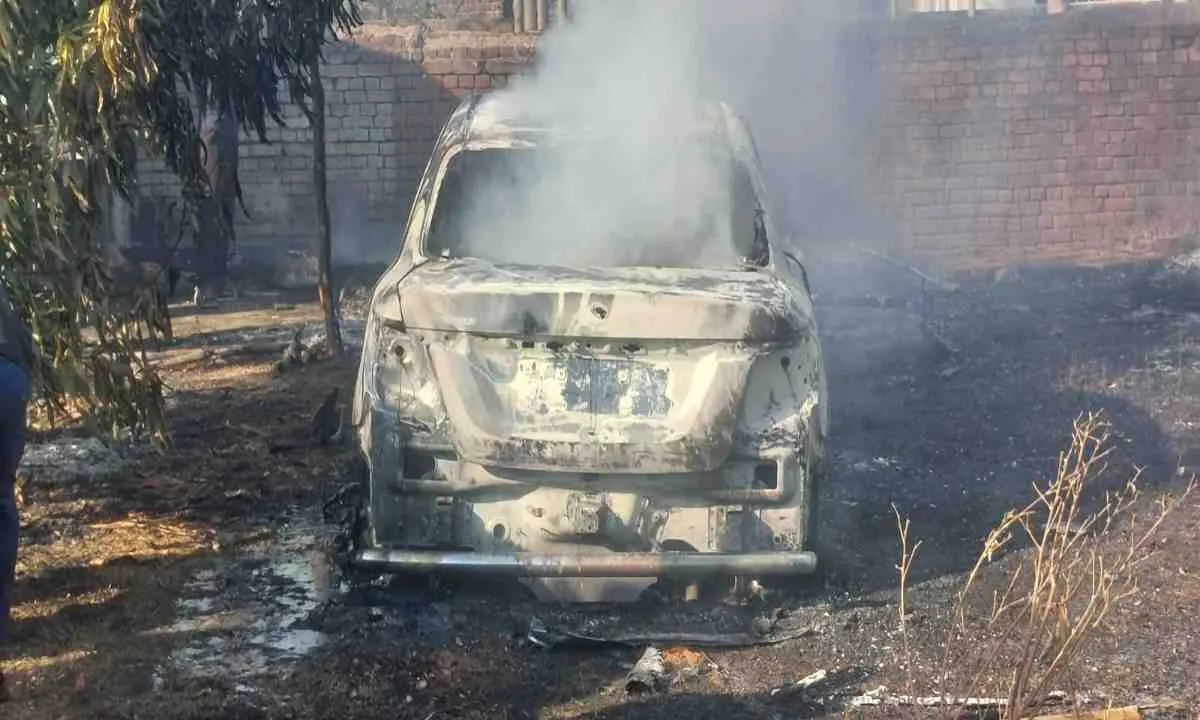 Giridih News: पार्किंग में खड़ी कार में भड़की भीषण आग, चपेट में आया घर