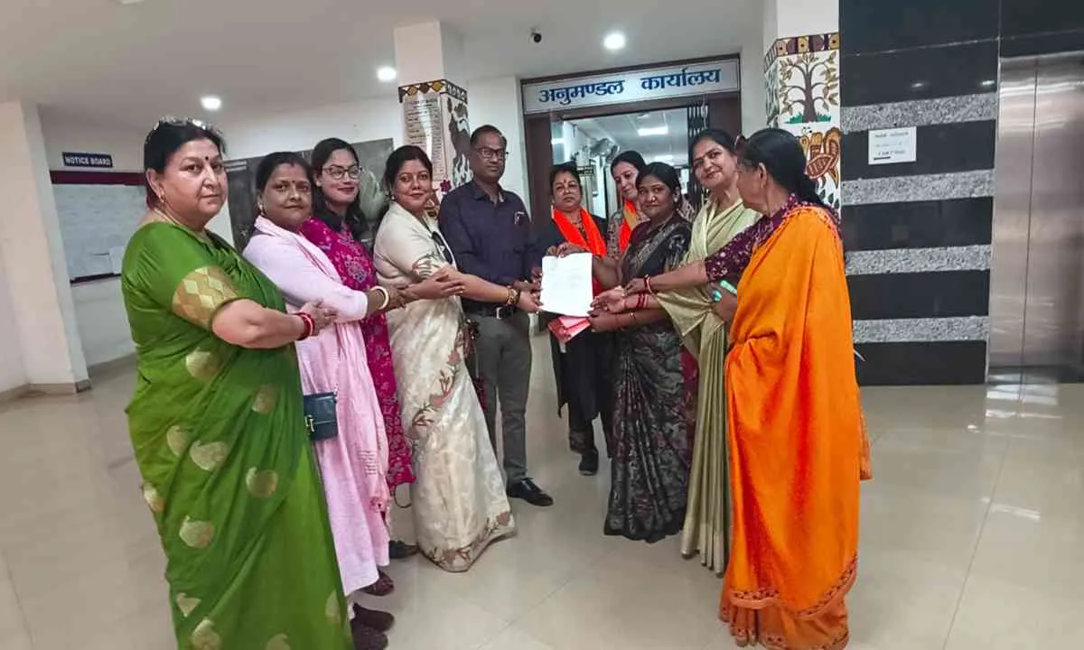 Hazaribagh News: शेफाली गुप्ता ने भाजपा महिला मोर्चा के साथ अनुमंडल कार्यलय में सौंपा ज्ञापन 