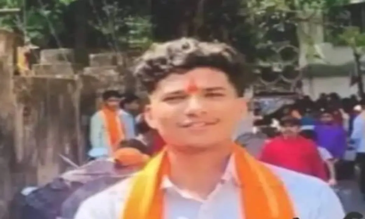 Jamshedpur News: प्रेम प्रसंग में खूनी रंजिश? युवती के सामने ही युवक पर चापड़ से वार