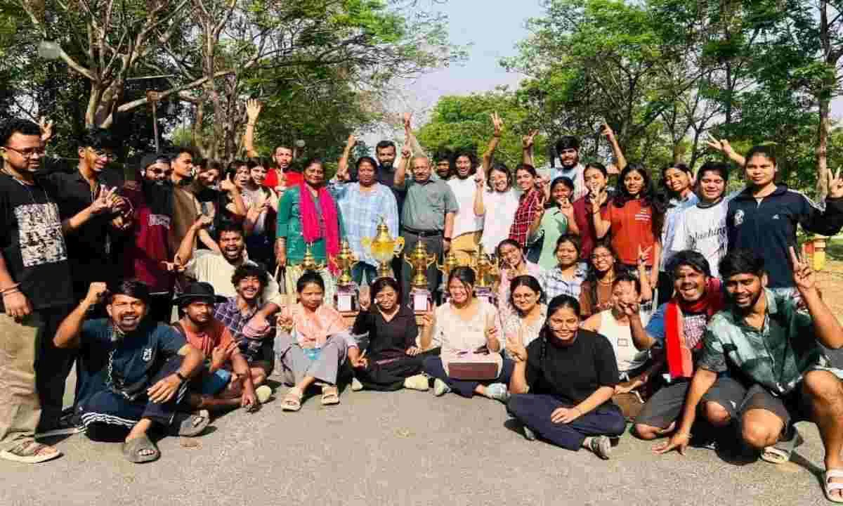 Hazaribagh News: चेन्नई में आयोजित राष्ट्रीय युवा महोत्सव में विभावि के प्रतिभागियों का शानदार प्रदर्शन