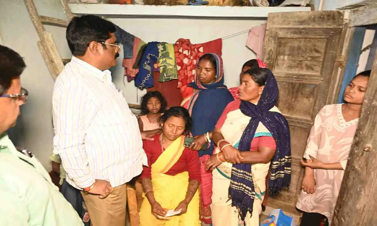 Bokaro News: सड़क हादसा में मृतक के परिजनों से मिले मंत्री योगेंद्र 