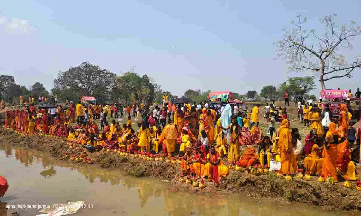 Giridih News: भव्य कलश यात्रा के साथ बजरंगबली प्राण प्रतिष्ठा महायज्ञ का शुभारंभ 