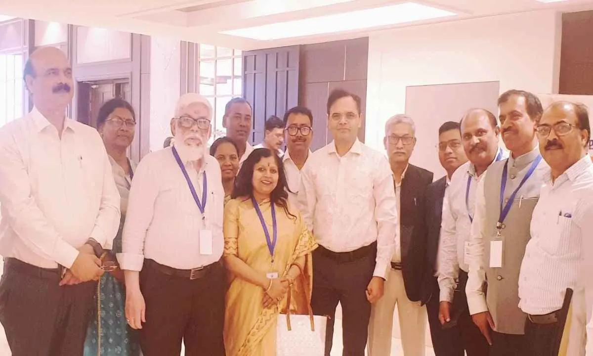 Hazaribagh News: जेएसएफडीए के एक दिवसीय कांक्लेव से लौटी विभावि कुलसचिव