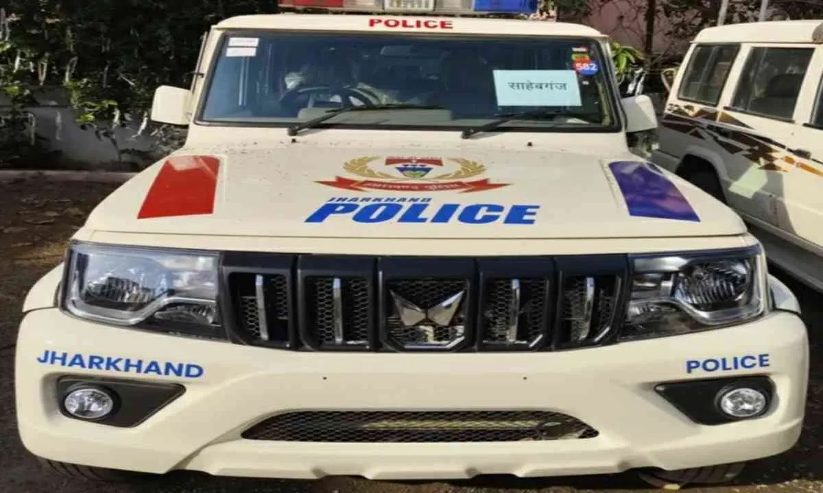 Sahebganj News :  पुलिस को मिली 14 बोलेरो और 26 नई बाइक