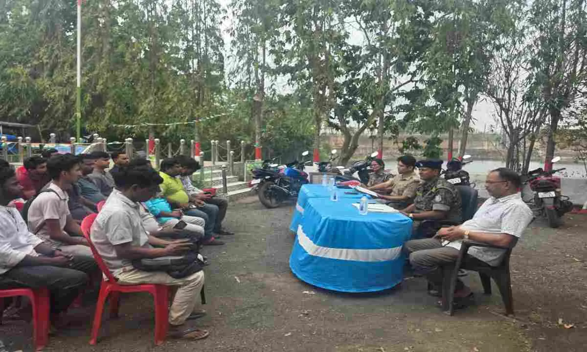 Pakur Neww: पर्वों को लेकर शांति समिति की बैठक आयोजित