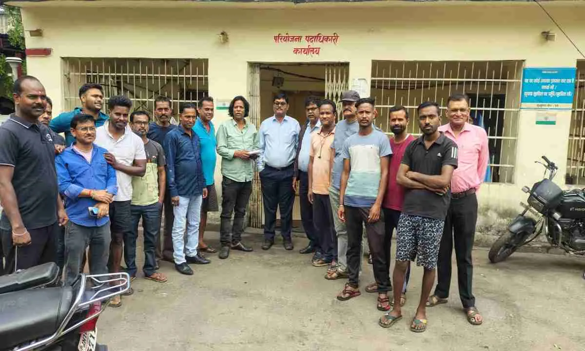 Dhanbad News: मेयर व विधायक के निर्देश पर शुरू हुई पाइपलाइन रीशिफ्टिंग