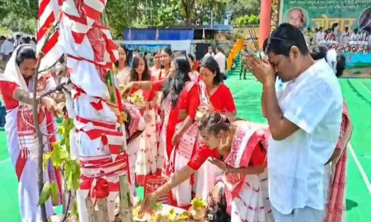 Ranchi News : सरहुल में अनोखी परंपरा, पाहन ने दी समृद्ध खेती और बारिश की भविष्यवाणी