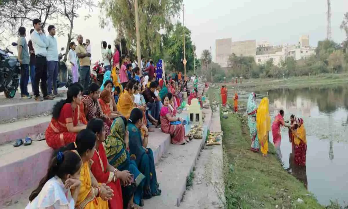 Sahebganj News: संध्या अर्घ्य के साथ गूंजा ‘छठी मईया’ का जयकारा, रंग-बिरंगी रोशनी से नहाया छठ घाट