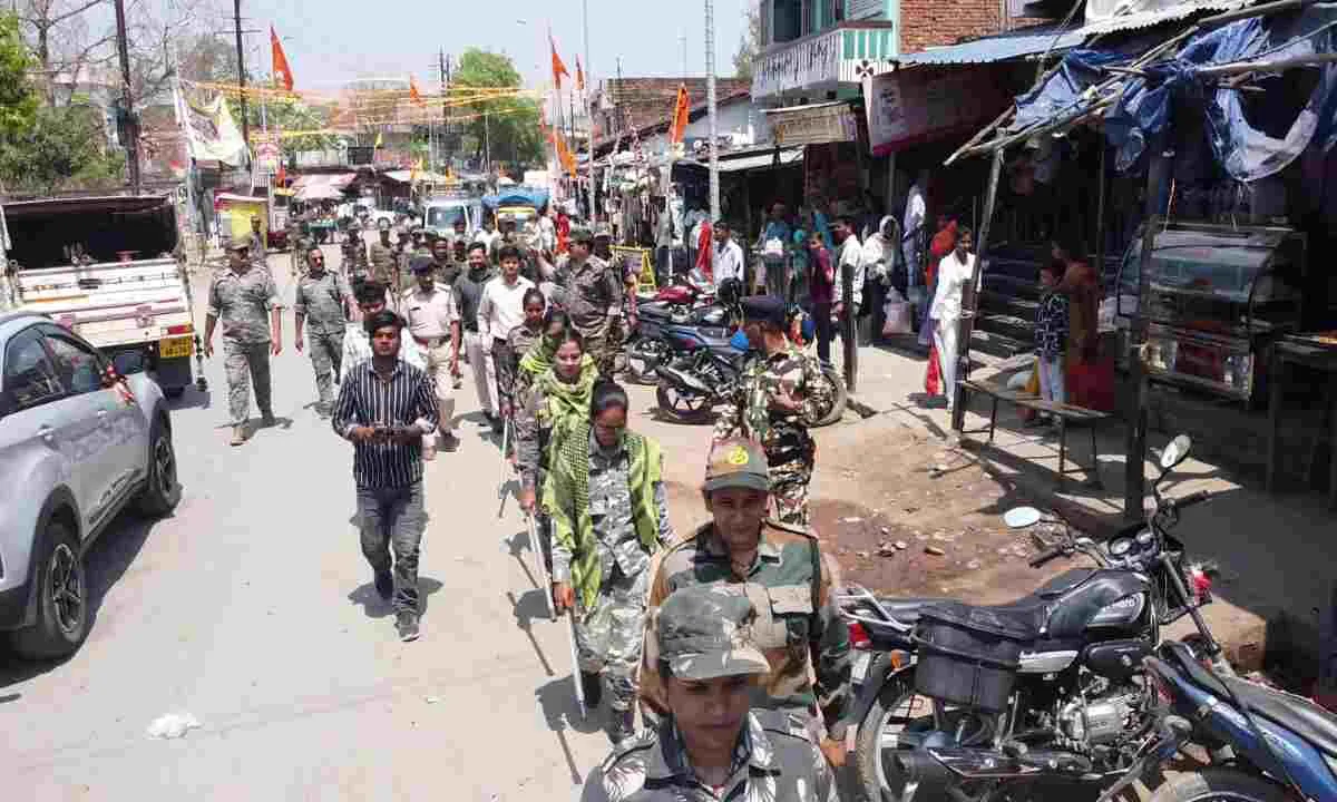 Palamu News: शहर में फ्लैग मार्च निकालकर पुलिस प्रशासन ने दिया शांति का संदेश