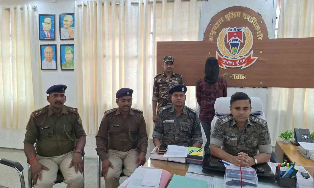 Palamu news: हुसैनाबाद पुलिस की बड़ी कार्रवाई, स्टेशन रोड स्थित होटल से अवैध हथियार के साथ संचालक गिरफ्तार