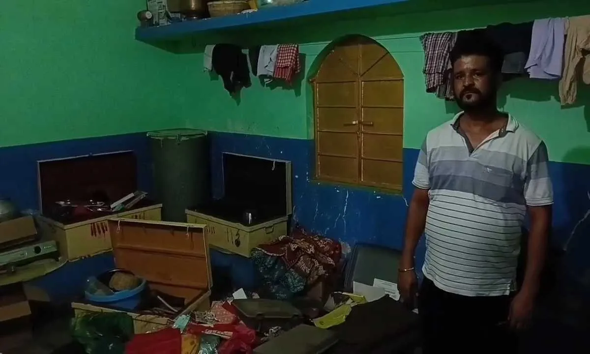 Dhanbad News: हथियार के बल पर बच्चों को बनाया बंधक, लाखों की डकैती से दहला इलाका