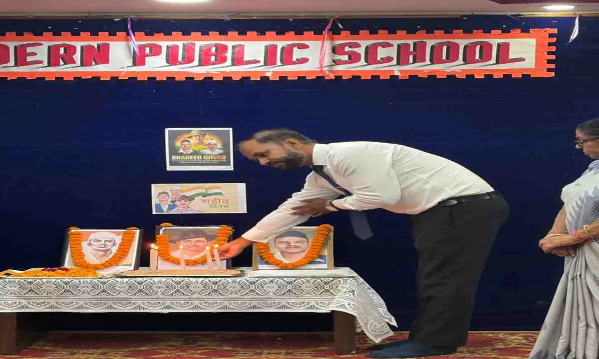 Koderma News: शहीद दिवस पर मॉडर्न पब्लिक स्कूल में वीरों को दी गई श्रद्धांजलि