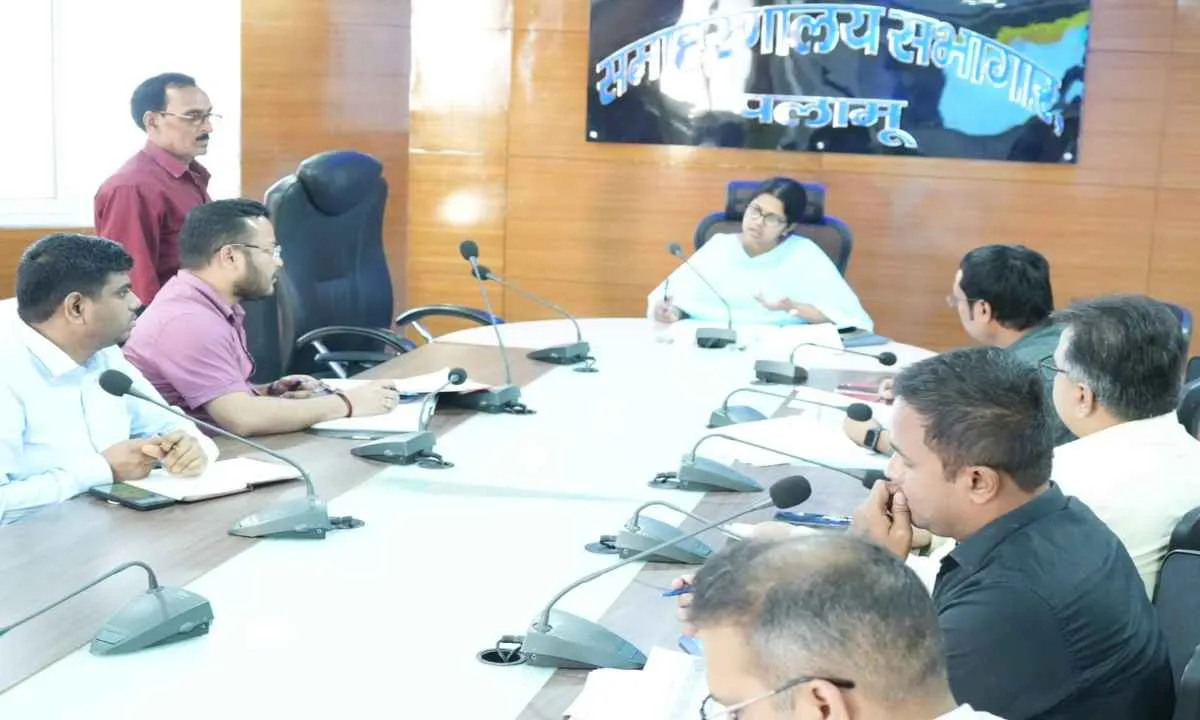 Palamu News: डीसी ने डीईजीएस व ई-गवर्नेंस कार्यों की समीक्षा बैठक की 