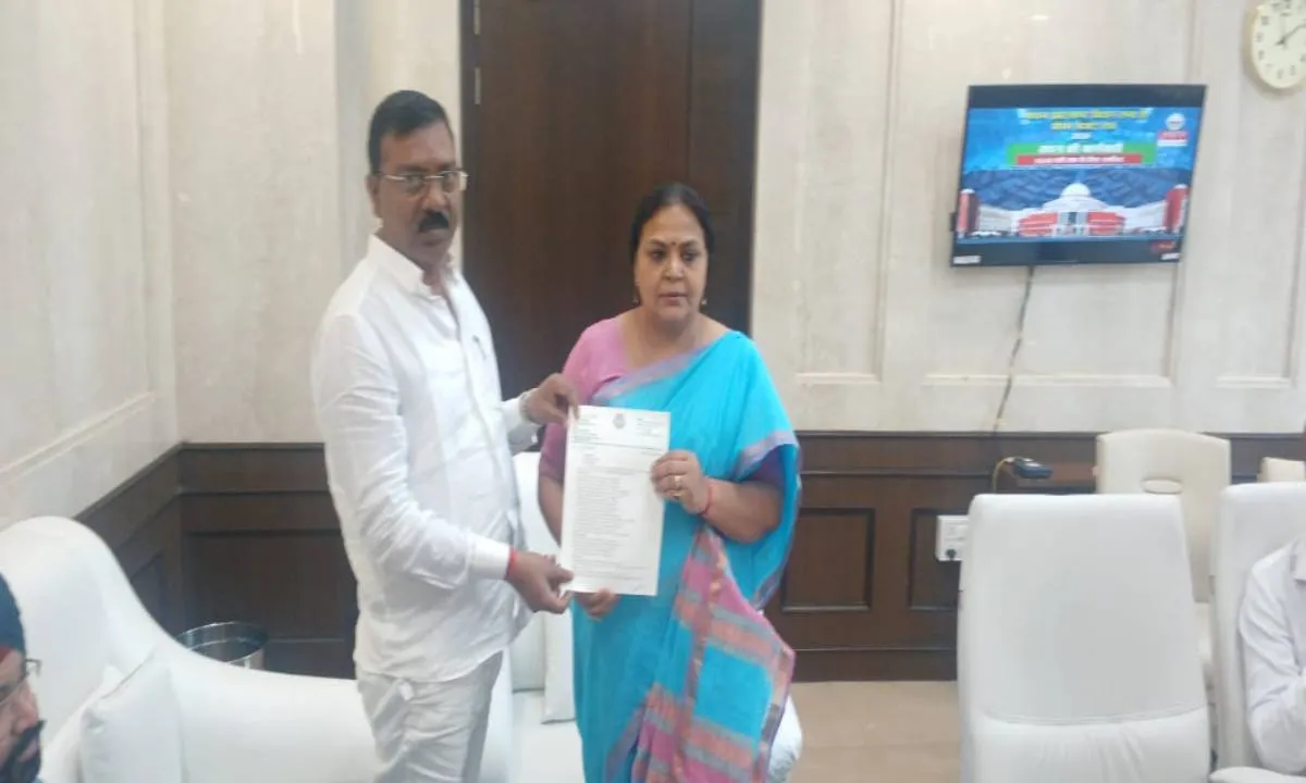 Hazaribagh News: ग्रामीण सड़कों की बदहाली पर विधायक रोशन लाल चौधरी सख्त, मंत्री को सौंपा मांग पत्र