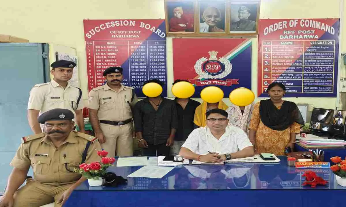 बरहरवा रेलवे स्टेशन पर पकड़े गए दो लड़के व दो लड़कियां, रामपुरहाट भागने की थी तैयारी