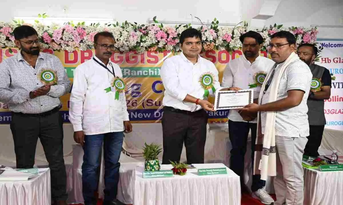 Pakur News: उपायुक्त की अध्यक्षता में केमिस्ट एंड ड्रगिस्ट एसोसिएशन की बैठक सम्पन्न