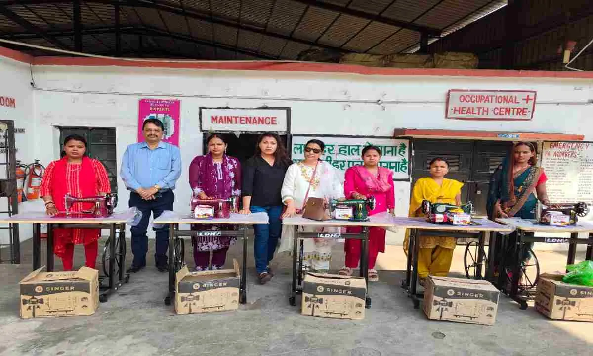 Jamshedpur News : संस्कृति सोशल वेलफेयर फाउंडेशन ने शालिग्राम में महिलाओं को बांटी सिलाई मशीनें