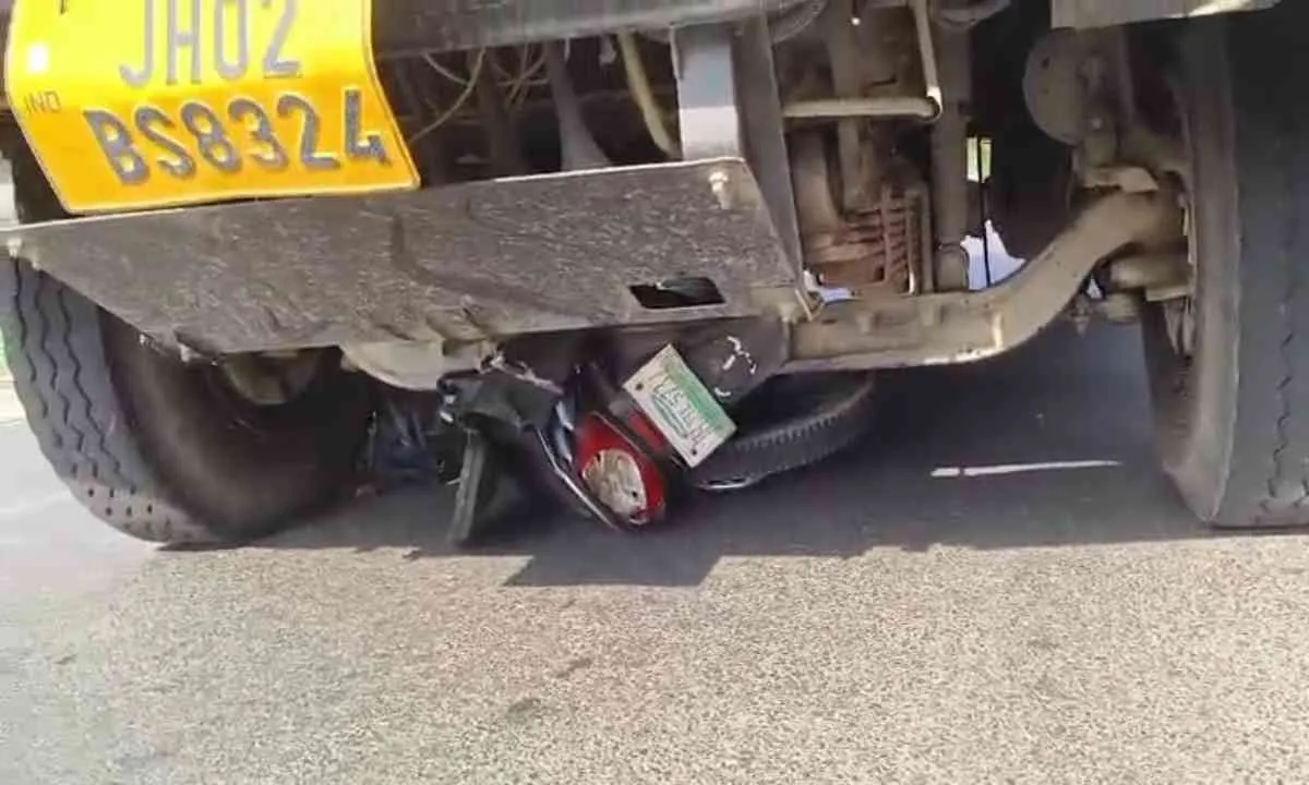 Koderma News: ओवरटेक करने के प्रयास में हुआ भीषण सड़क हादसा