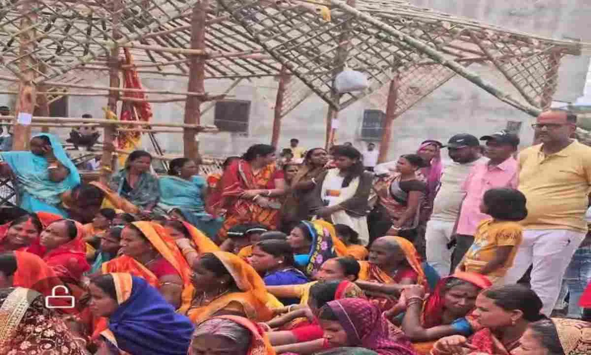 Koderma News: श्री श्री 1008 नवदिवसीय शतचंडी महायज्ञ को लेकर भव्य शोभायात्रा व ध्वजारोपण