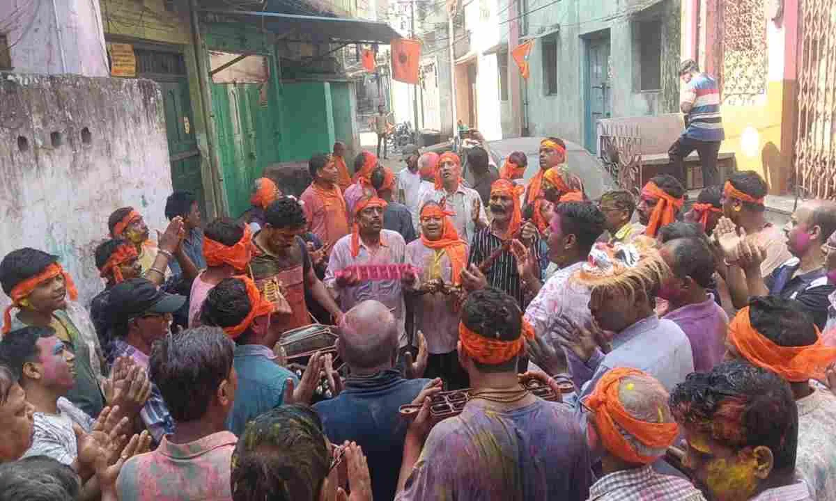 Dhanbad News: पुलिस लाइन में अधिकारियों ने परिवार संग पूरे उत्साह और उमंग के साथ मनाया होली का जश्न