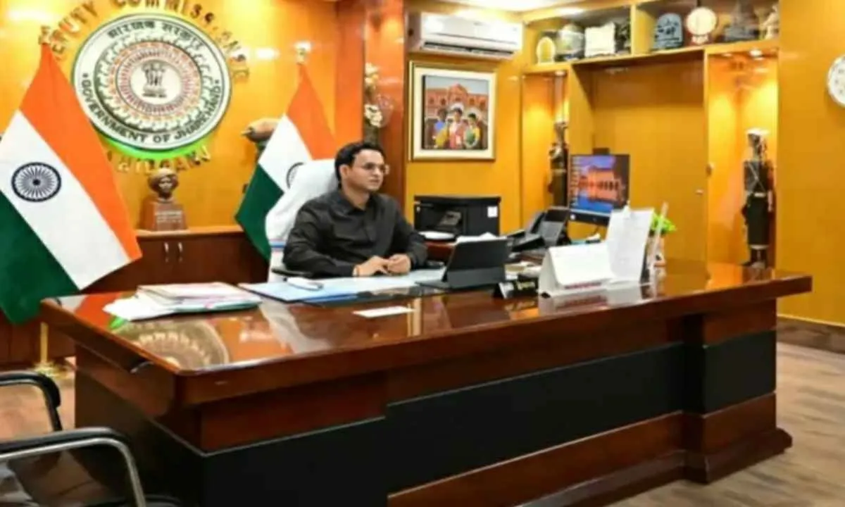 Sahebganj News: उपायुक्त हेमन्त सती ने की शहरी विकास योजनाओं की समीक्षा, कार्य में लापरवाही पर दी चेतावनी