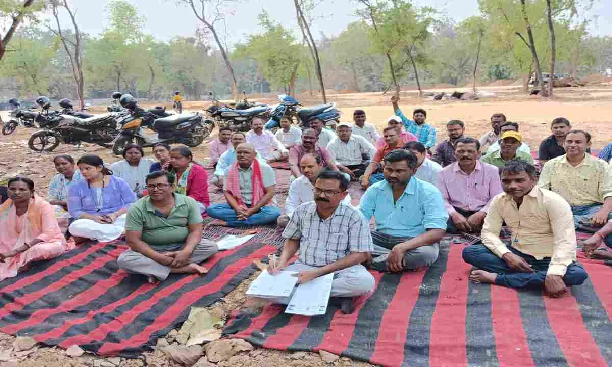Sahebganj News: मनरेगा कर्मचारी संघ का जिला मुख्यालय के समक्ष एक दिवसीय धरना-प्रदर्शन