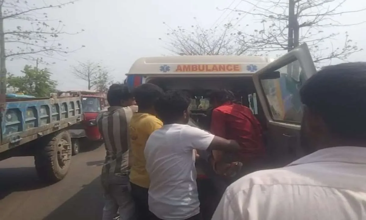 Pakur News : बिजली के खंभे से टकराई बाइक, युवक गंभीर रूप से घायल