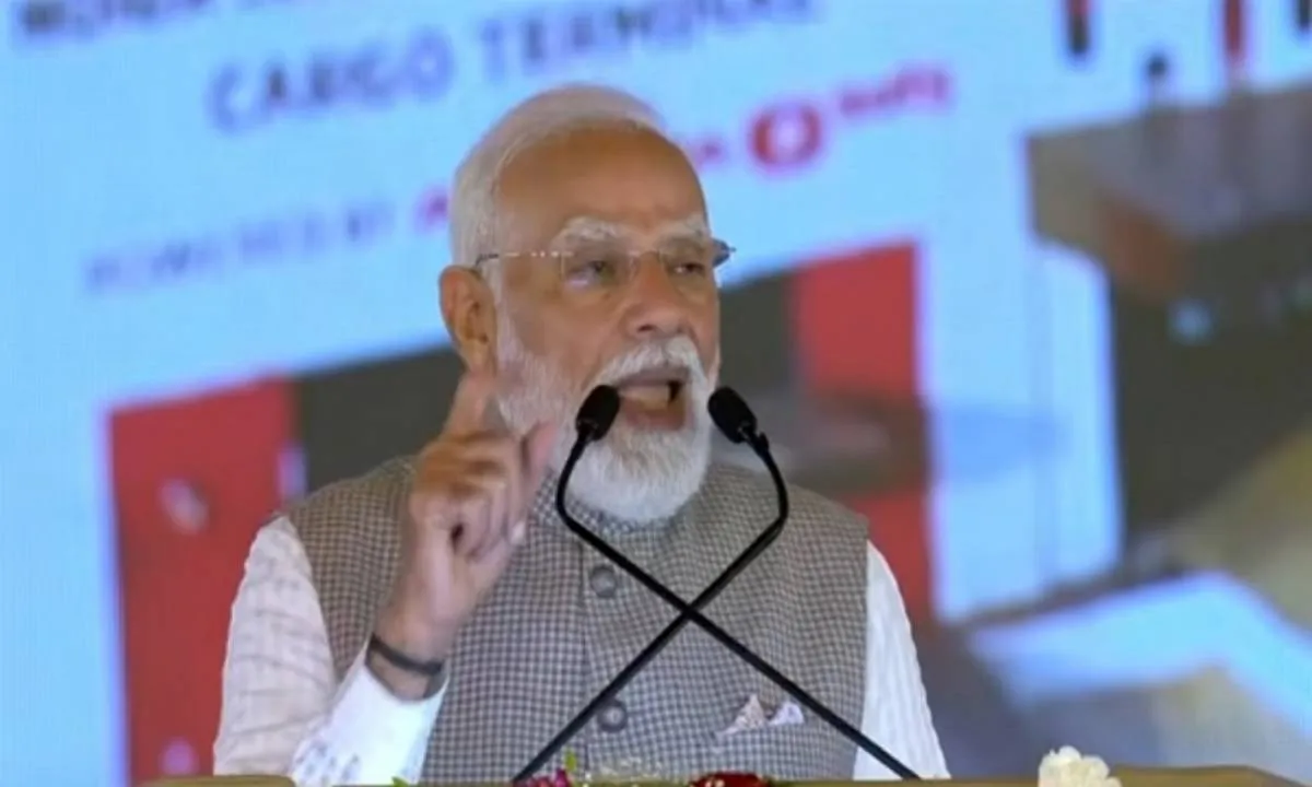 जेवर एयरपोर्ट उद्घाटन में पीएम मोदी का बड़ा बयान, बोले— भारत हर चुनौती से लड़ेगा