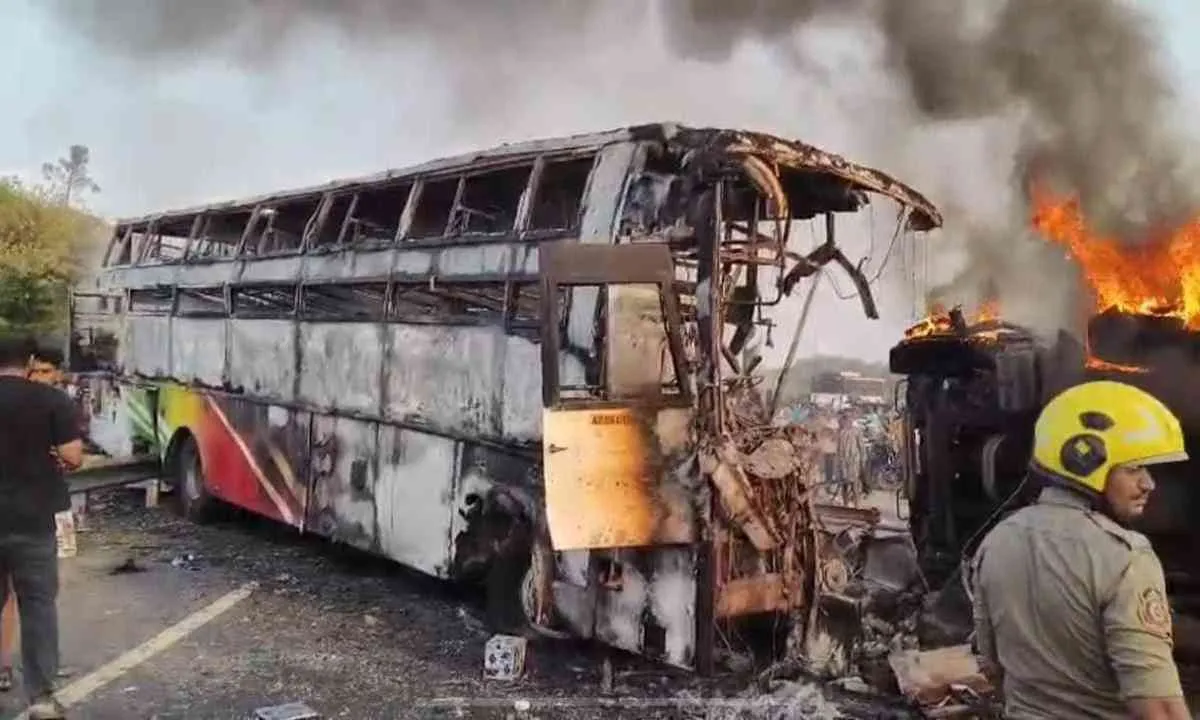 मौत का मोड़: रफ़्तार के कहर ने बस को बनाया आग का गोला, 14 की दर्दनाक मौत