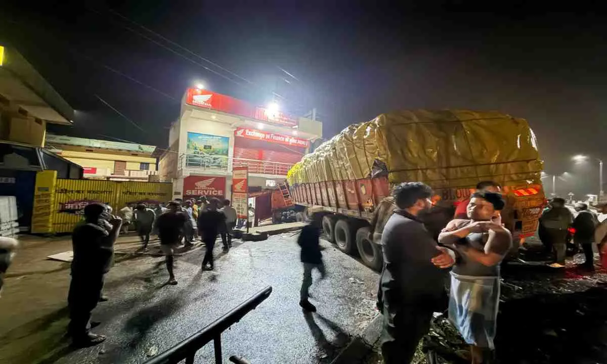 Dumka News: टायर फटने से अनियंत्रित ट्रक होंडा शोरूम में घुसा