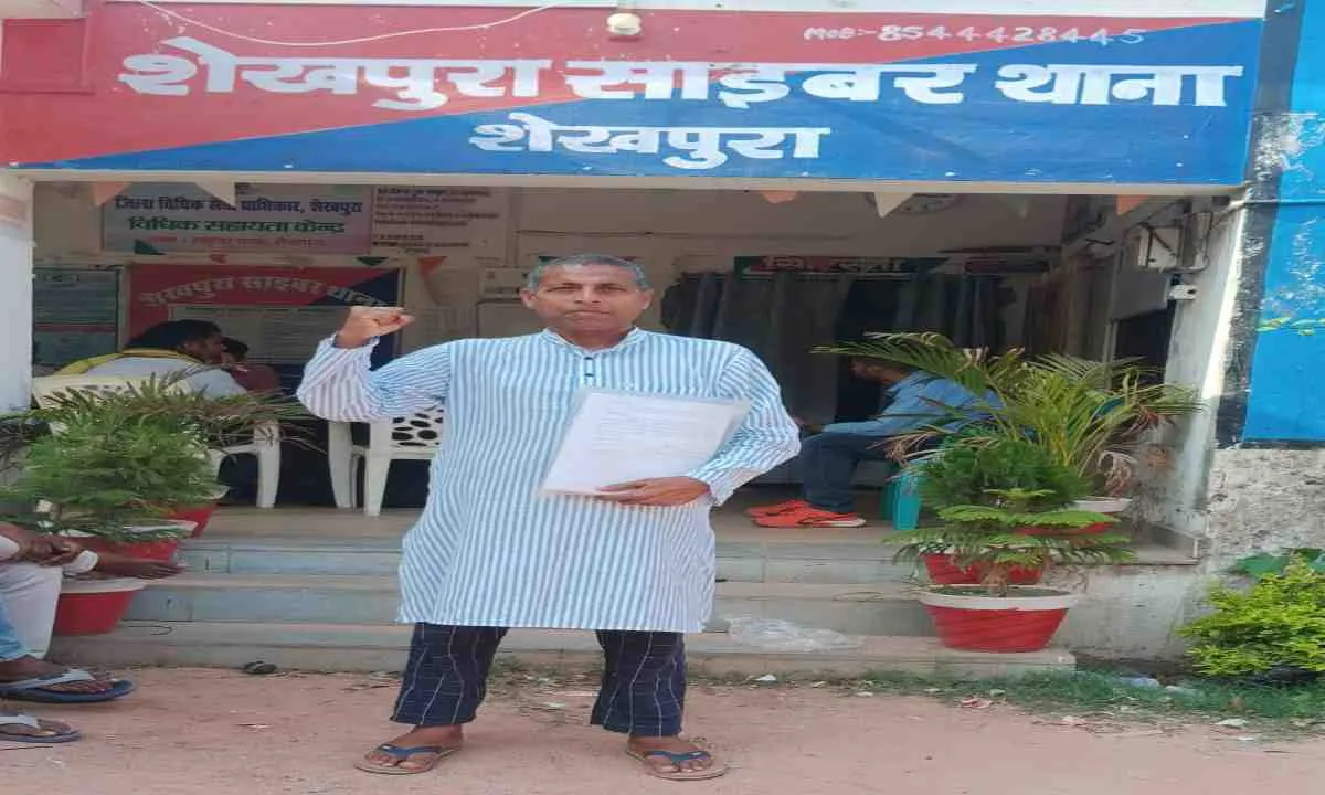 Sahebganj News: अरशद नसर की बड़ी दबिश: साइबर थाना प्रभारी को सौंपे पुलिस भ्रष्टाचार के पुख्ता दस्तावेज