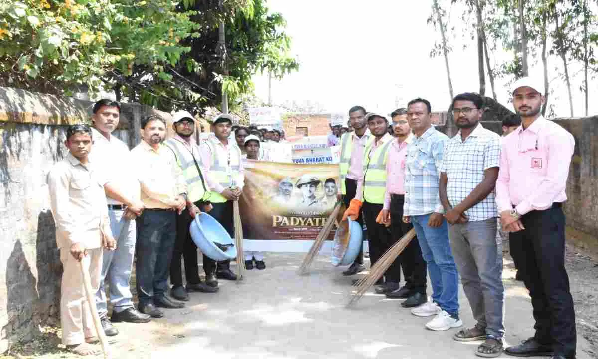 Koderma News : ग्रिजली कॉलेज ऑफ एजुकेशन में शहीद दिवस पर पदयात्रा और श्रमदान का आयोजन