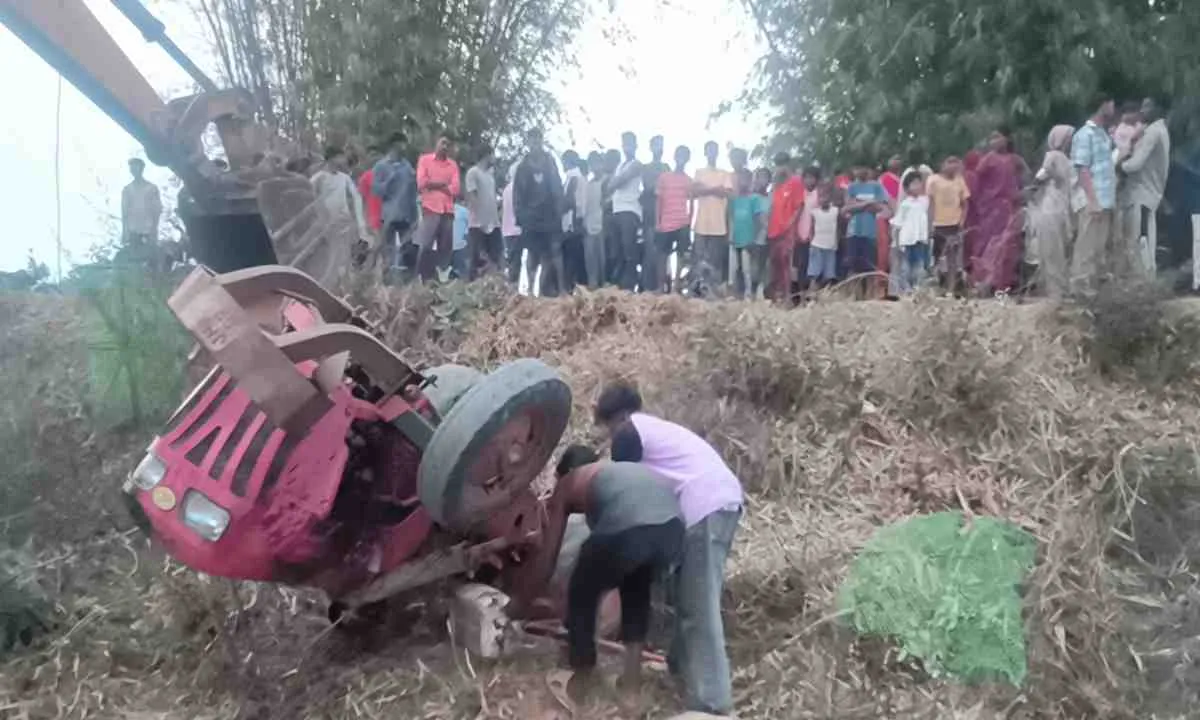 Lohardaga News: अनियंत्रित होकर पलटा ट्रैक्टर, एक युवक की मौत, दूसरा गंभीर