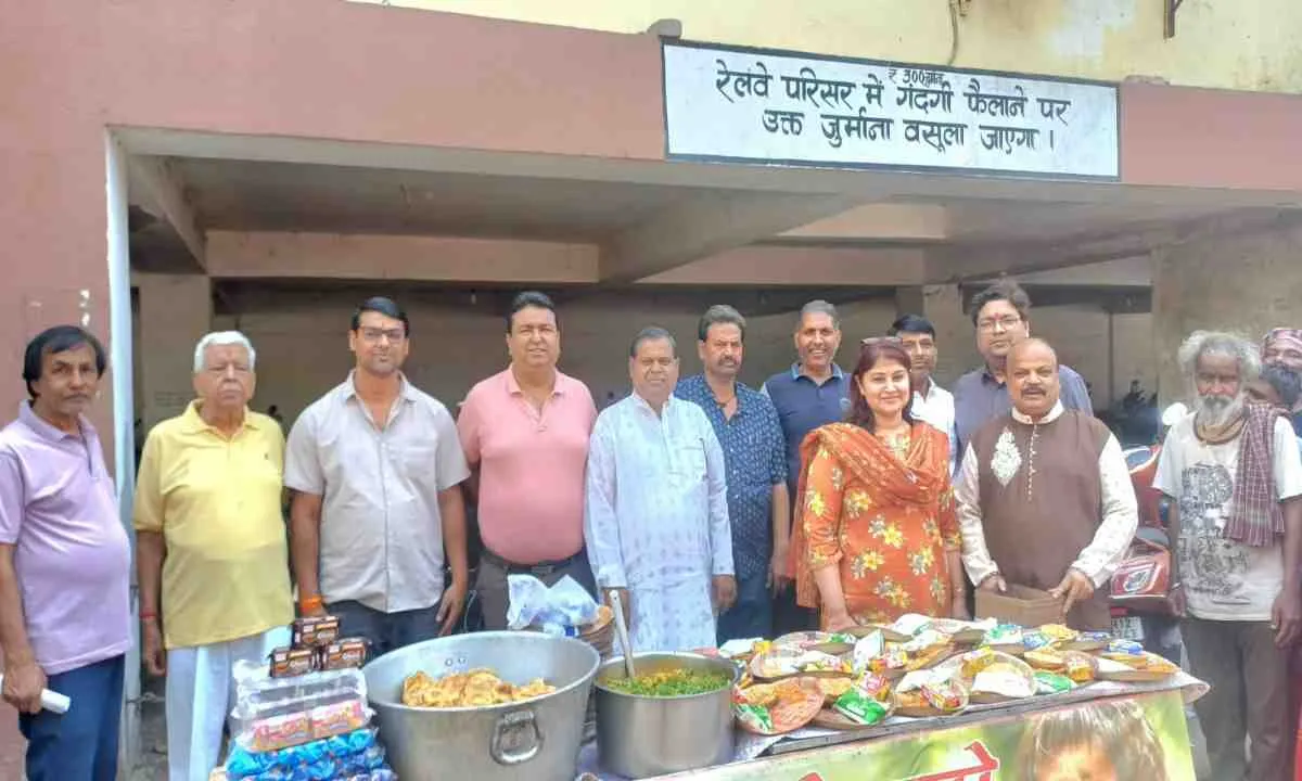 Koderma News : जरूरतमंदों के लिए वरदान बनी ₹5 की भोजन सेवा, 8 साल का सफर