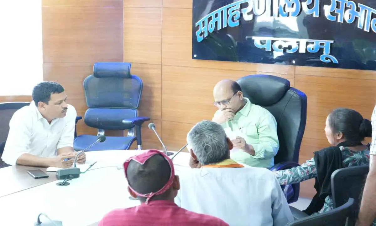 Palamu News: जनता दरबार में सुनी गईं लोगों की समस्याएं 