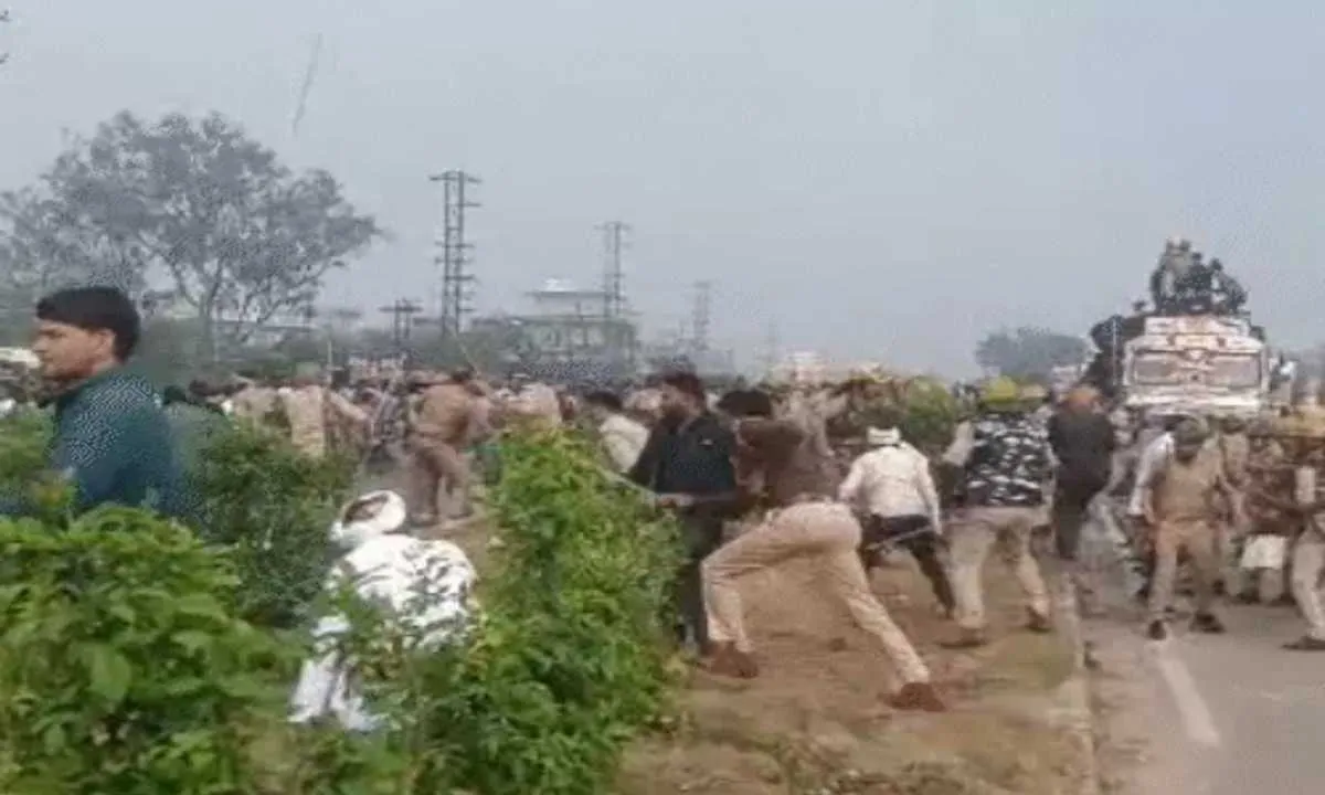 मथुरा में फरसा वाले बाबा की मौत पर बवाल, हाईवे जाम और पथराव