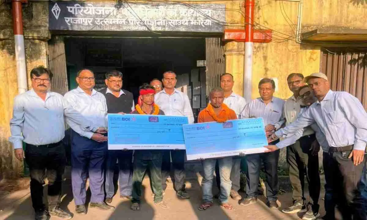 Dhanbad News : झरिया मास्टर प्लान के तहत दो विस्थापित परिवारों को मिला नया घर