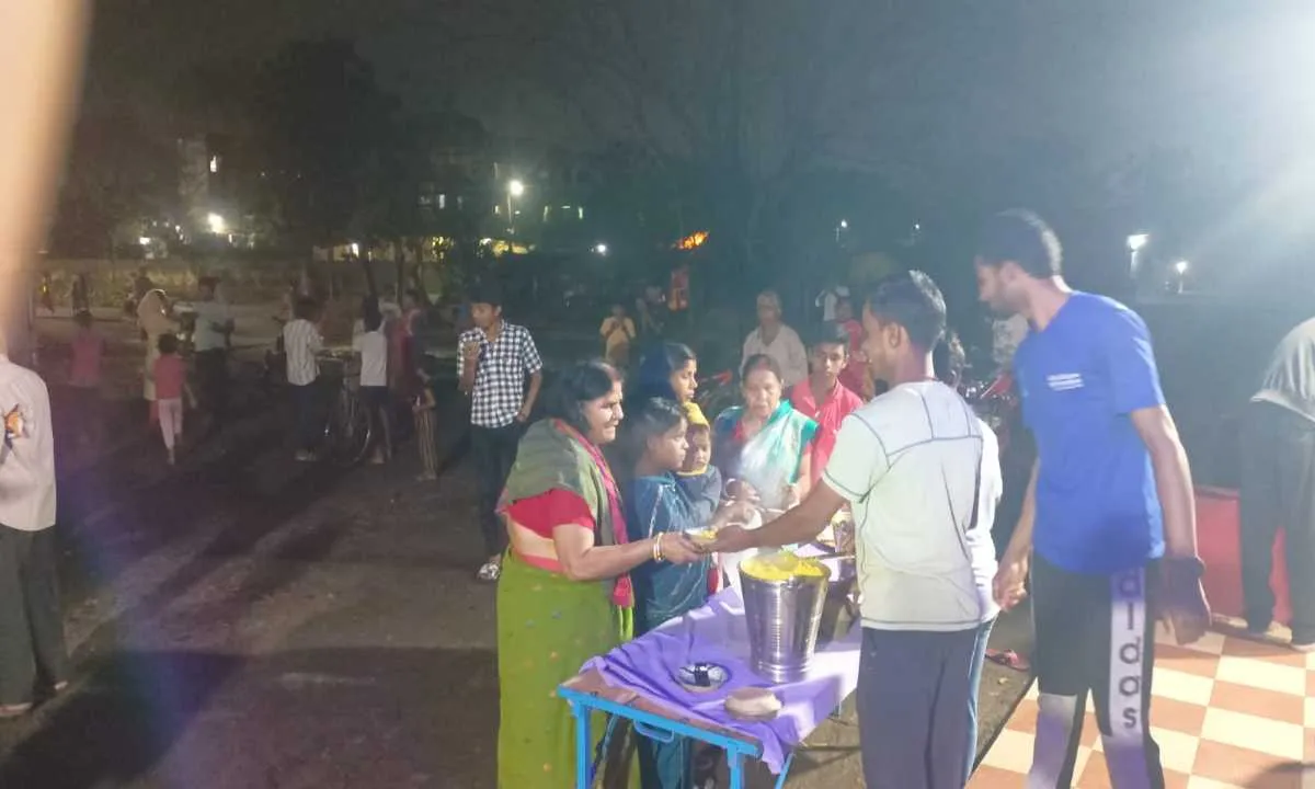 Bokaro News : शनिदेव मंदिर में महाप्रसाद वितरण, श्रद्धालुओं की उमड़ी भीड़