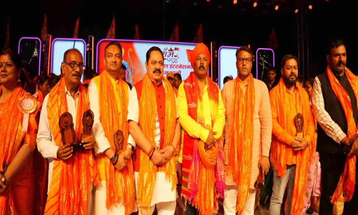 Hazaribagh News: गांधी मैदान में उमड़ा रामभक्तों का अभूतपूर्व सैलाब, भजन संध्या में गूंजे रामधुन के स्वर