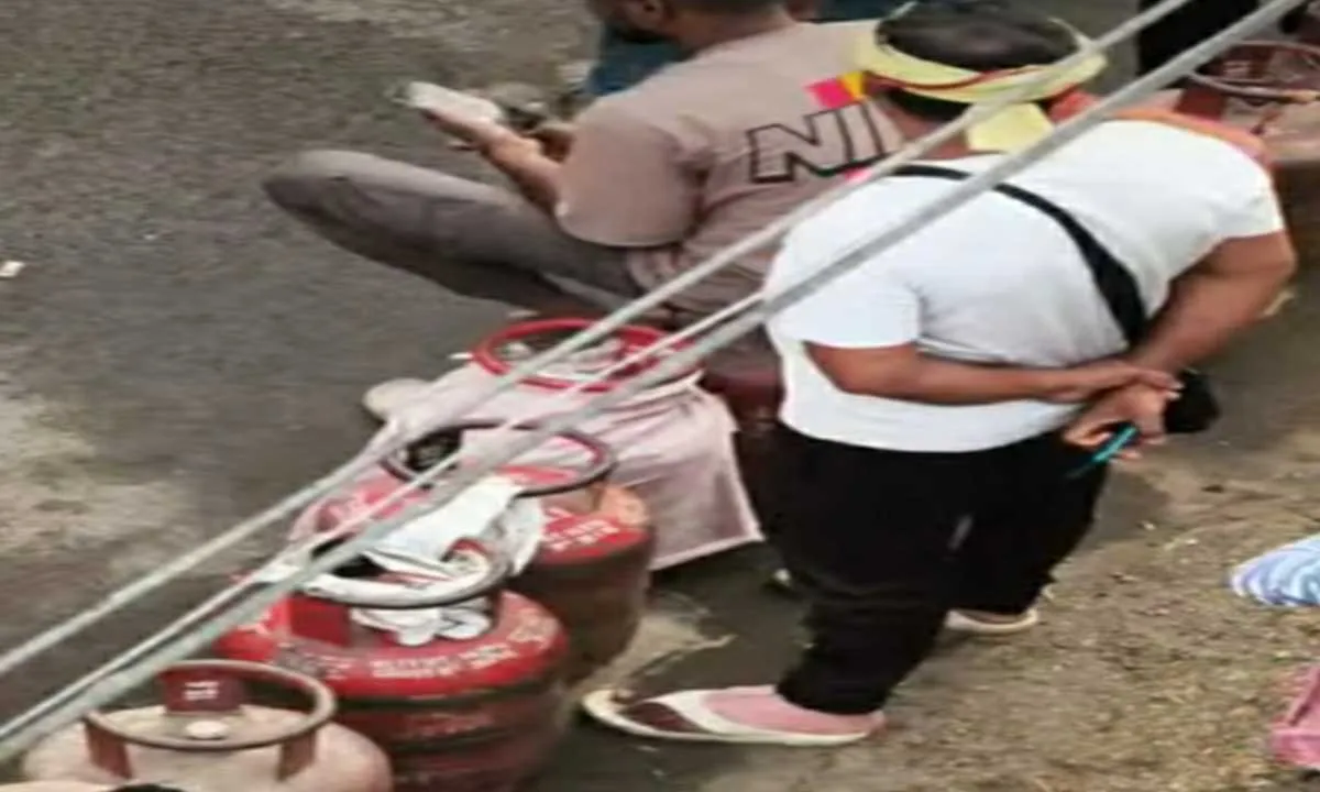 Sahebganj News : रसोई गैस की होम डिलीवरी ठप, बुकिंग कराने के एक सप्ताह बाद भी नहीं मिल रहे सिलेंडर