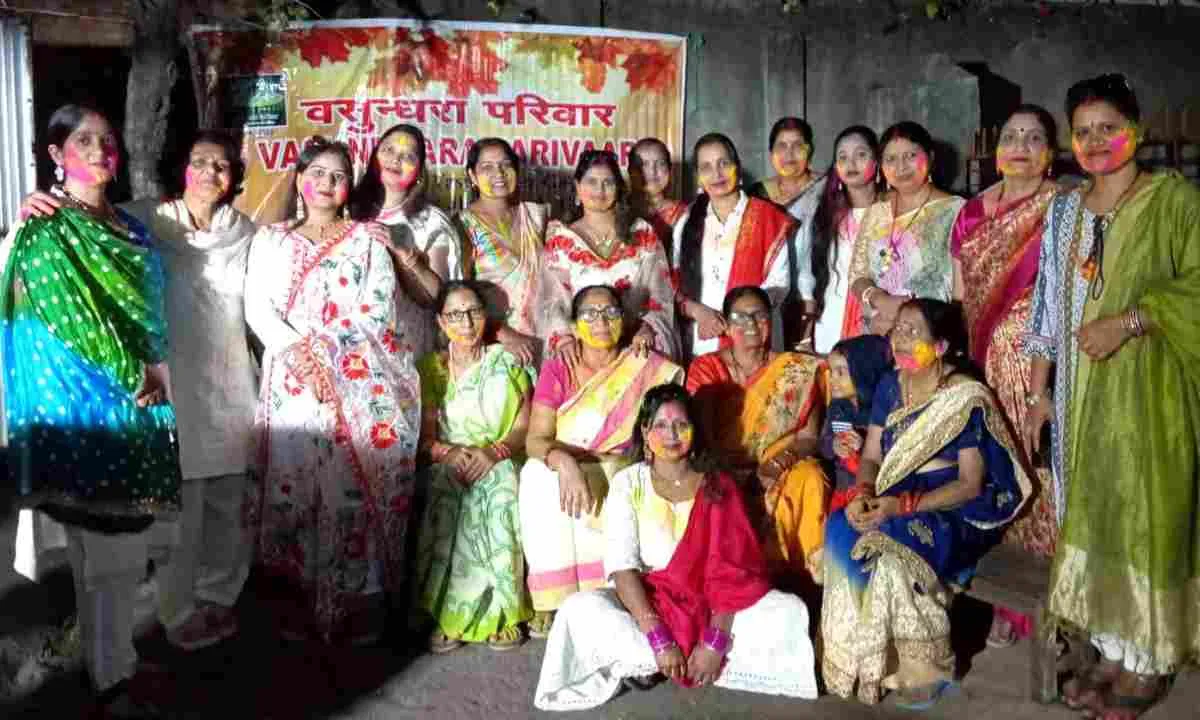 फागुनी बयार में सराबोर हुई वसुंधरा गली, महिलाओं ने मनाया भव्य होली महोत्सव
