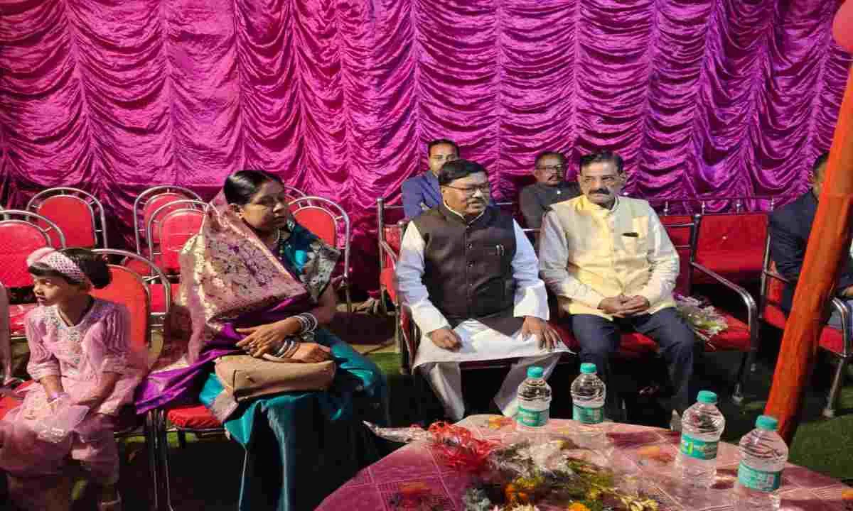 Pakur News : ईद मिलन समारोह मे शामिल हुए विधायक प्रो. स्टीफन मरांडी 