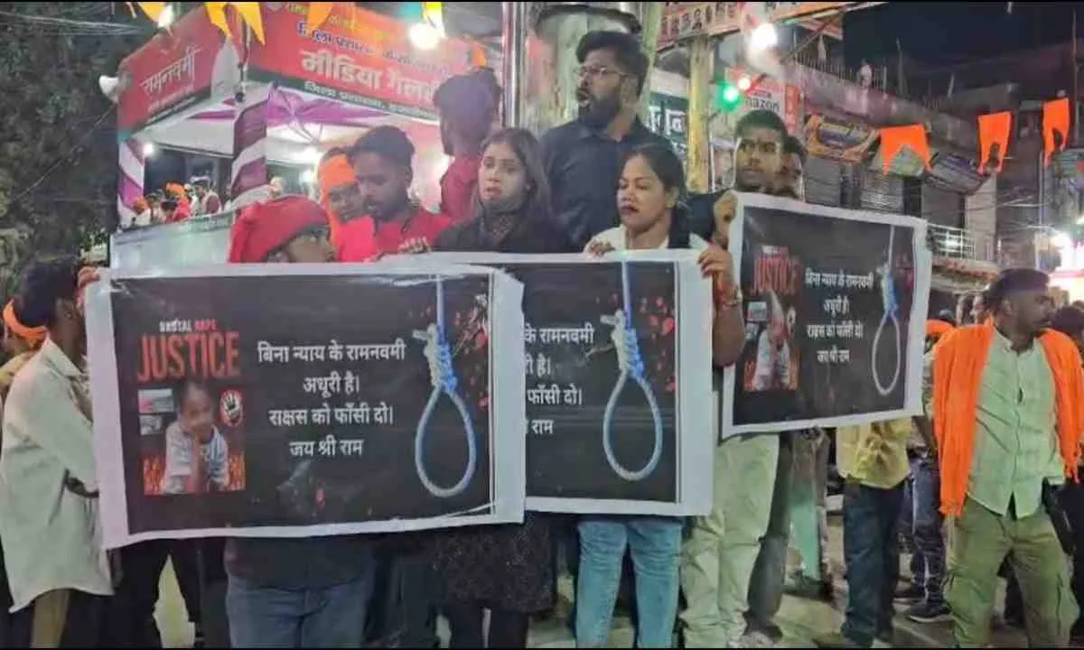 Hazaribagh News: त्योहार के बीच पसरा मातम: 12 साल की बच्ची की हत्या, क्या प्रशासन दे पाएगा दरिंदों को कड़ी सजा?