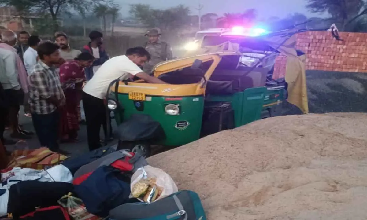 Koderma News: घर लौट रहे प्रवासी मजदूरों का ऑटो पलटा, 5 घायल, 2 की हालत नाजुक