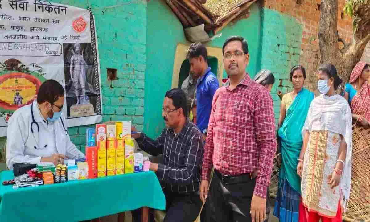 Pakur News: स्वास्थ्य शिविर का आयोजन, 100 से अधिक लोगों की जांच