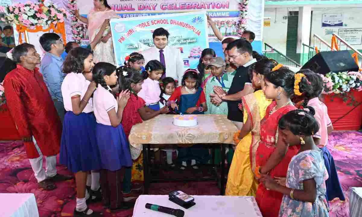 Pakur News : धनुषपूजा विद्यालय में भव्य वार्षिक उत्सव, सांस्कृतिक कार्यक्रमों ने मोहा मन