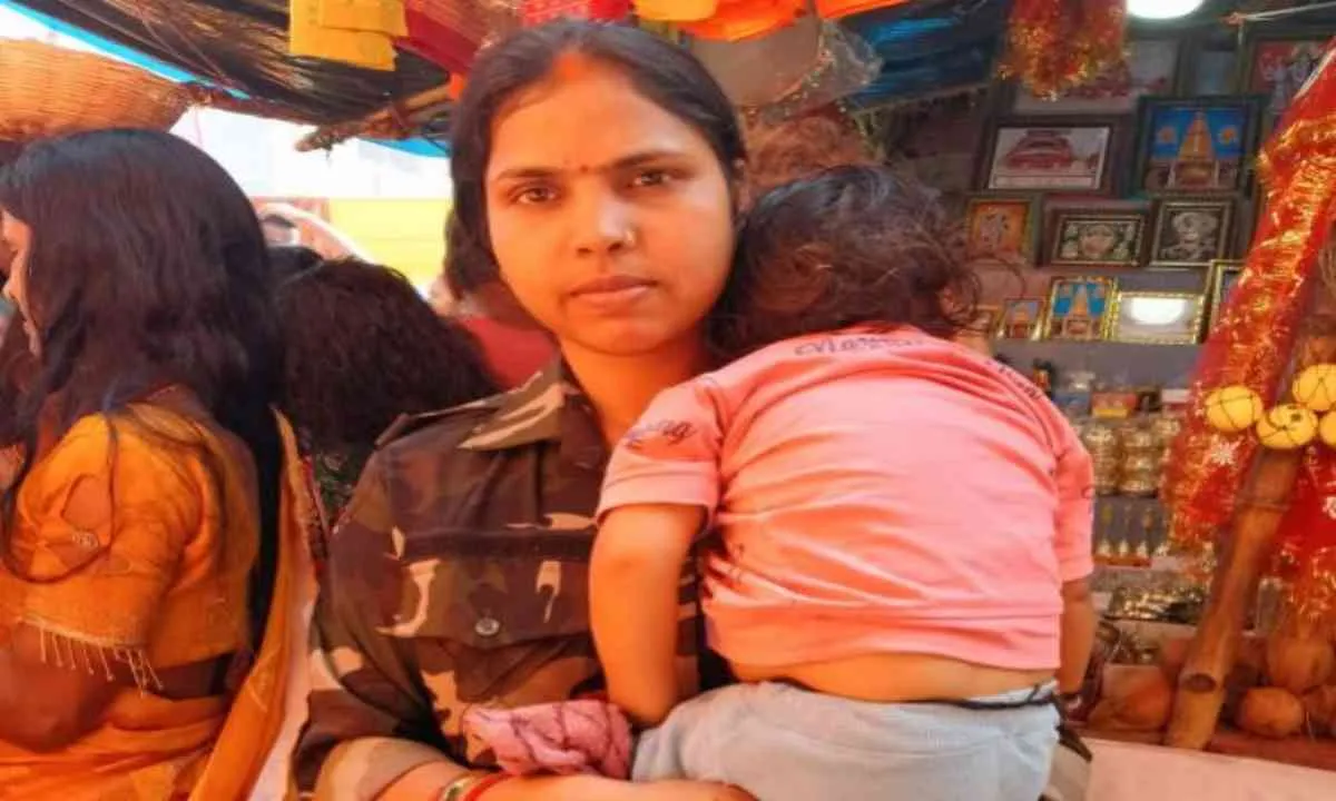 Palamu News: 8 महीने की बच्ची के साथ मेले में तैनात महिला सिपाही, कर्तव्य और मां का अनोखा संगम