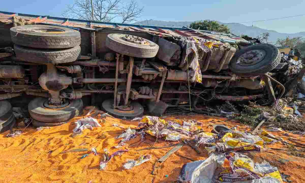 कोडरमा घाटी में दो ट्रकों की टक्कर, मदद छोड़ दाल लूटने की होड़